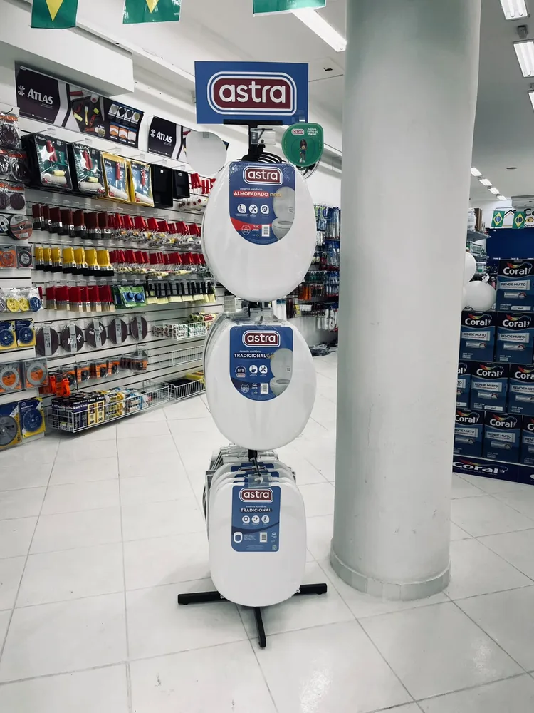 Expositor de assentos sanitários Astra dentro da loja Jhow Mais