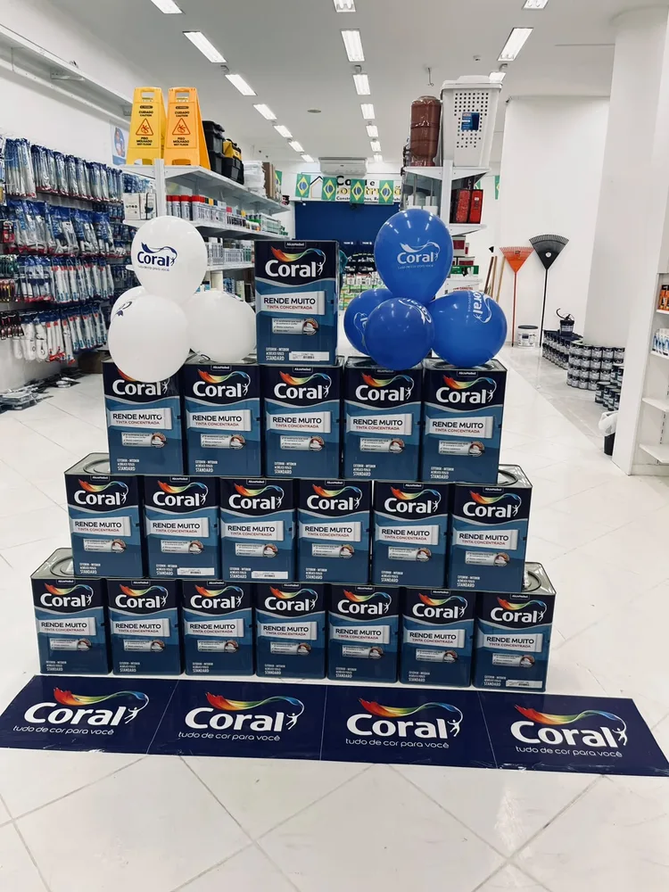 Exposição de latas de tinta Coral no interior da Jhow Mais